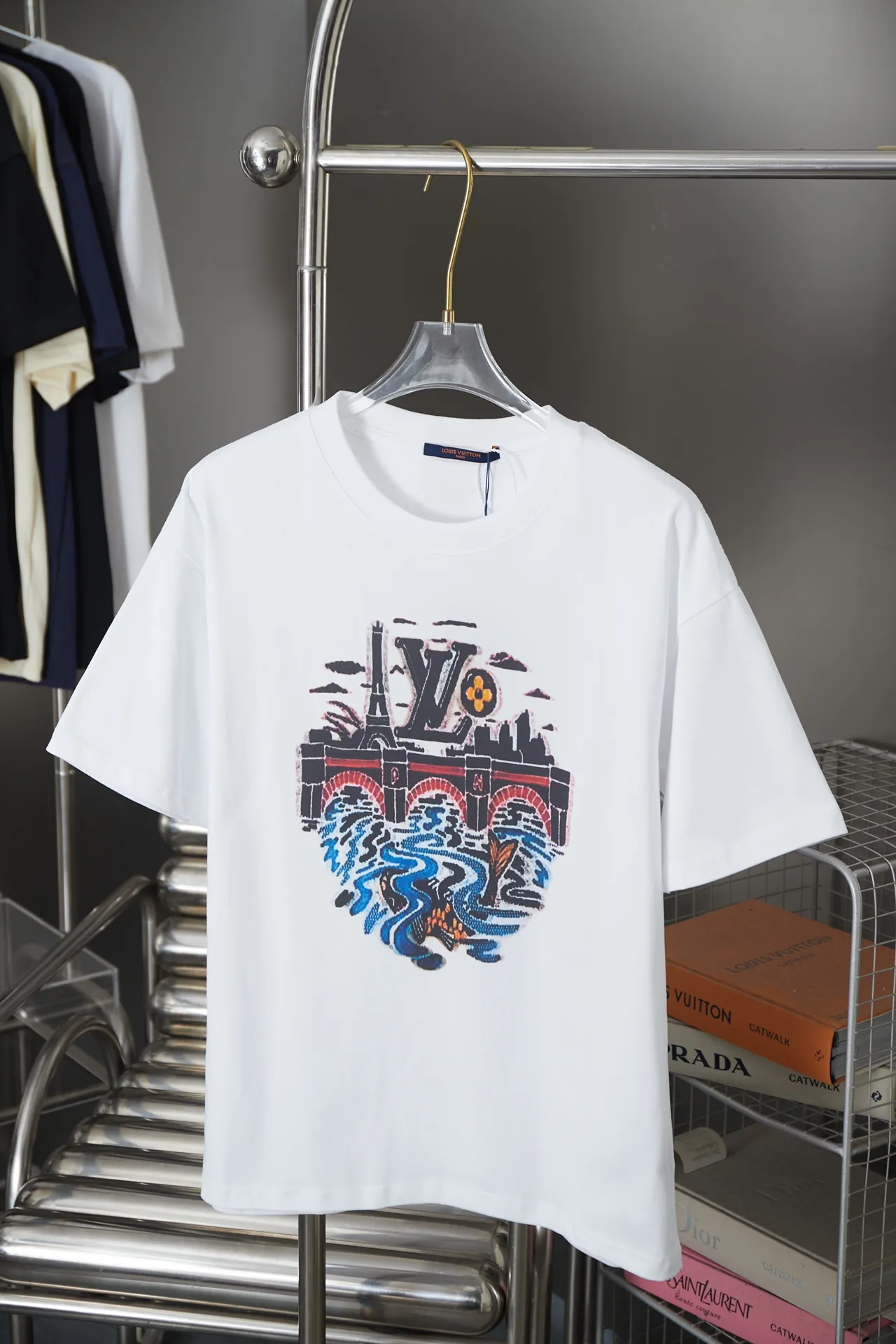 🅿️190 1V 25SS early spring new style Eiffel Tower river pattern short-sleeved, light luxury, essential item for daily commuting for men and women Correct version Welcome to compare Detailed features · 320g 100% pure cotton double yarn jersey fabric · Special thickened 32 pieces of double-strand 1X1 thread in the same vat custom dyeing · Digital direct injection of Eiffel Tower, bridge dyeing, river pattern printing • Turtle back design, letter logo and koi fish 🐟 embroidery · Double-needle stitching across seams · Original main mark, washed tag, branded moisture-proof paper packaging Color: White/Black/Pink Size: S/M/L/XL